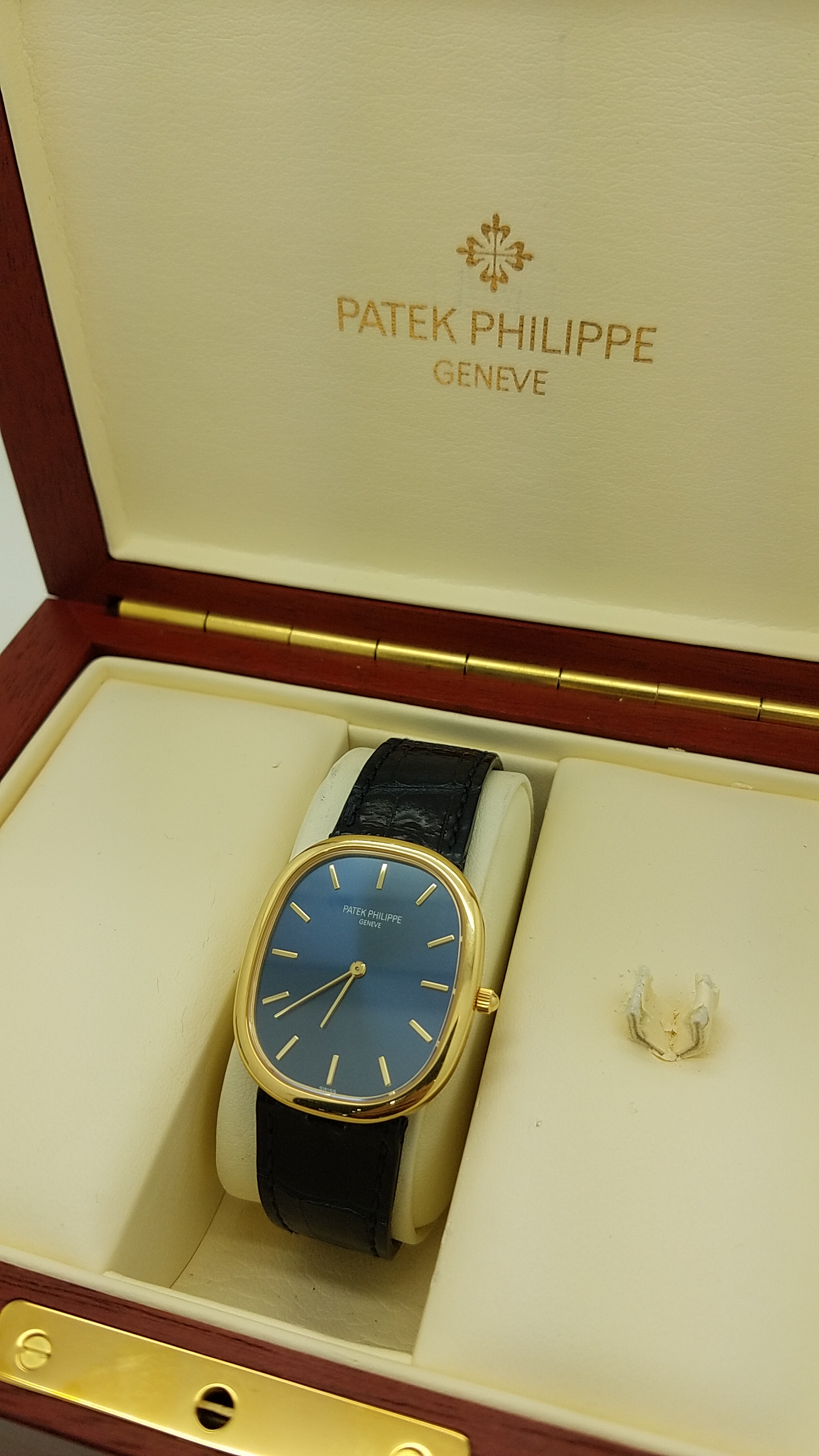 PATEK PHILIPPE	ELLIPSE 	3738	18k Yellow Gold	Genuine Leather	31mm		Mechanical (Automatic)				WATCH