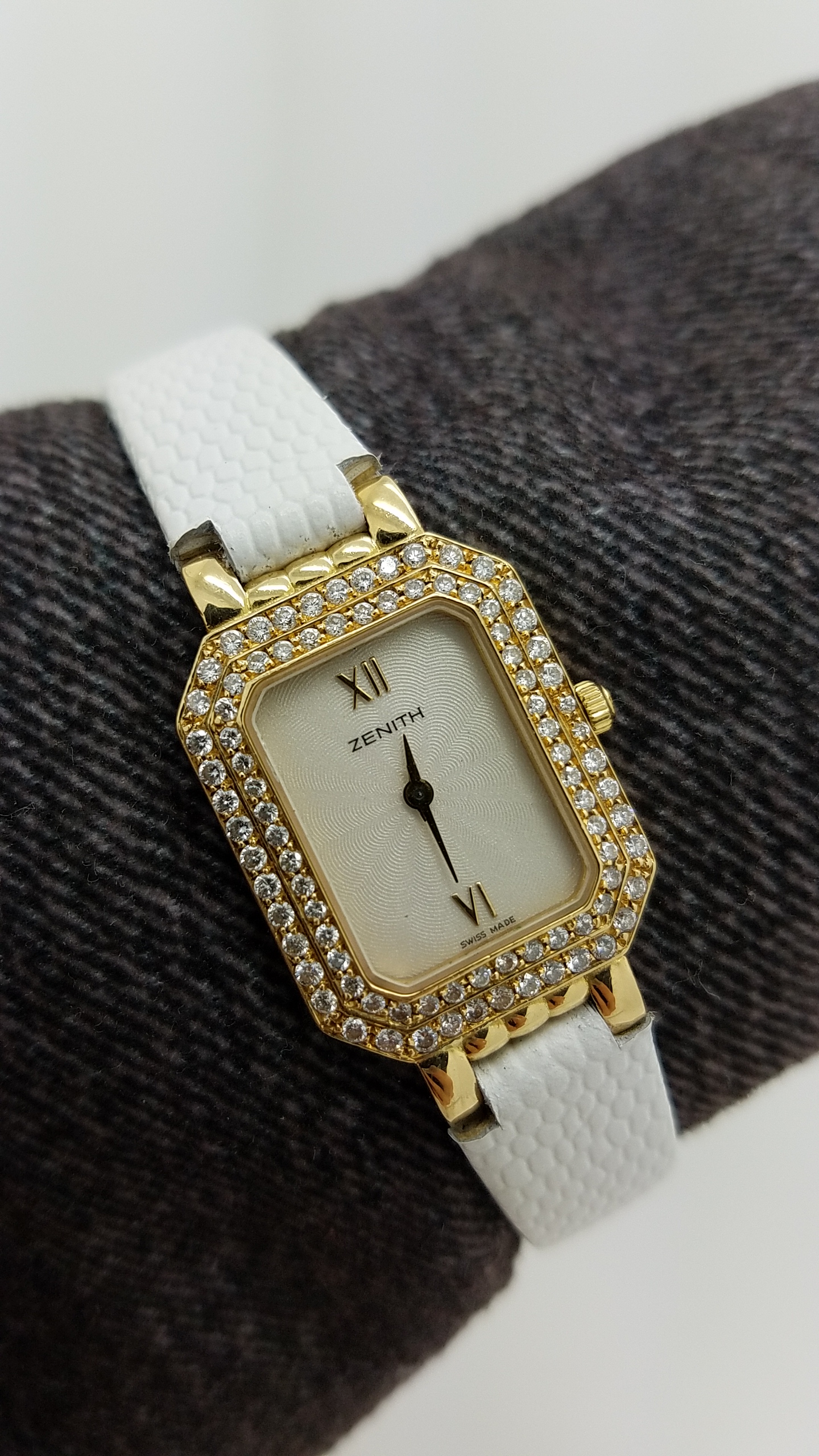 ZENITH	LADIES 18K 		WHITE	Solid Gold	Genuine Leather	20MM	DIAMOND		Quartz (Battery)	Watch