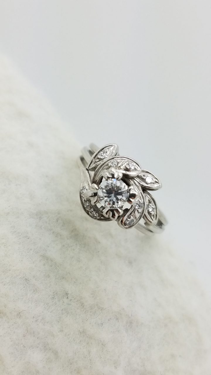 18K	White Gold	FLOWER	0.35+0.10	Ct.	ROUND	Cut		DIAMOND			COCKTAIL	ring