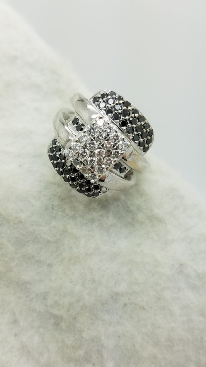 18K	White Gold	FASHION TRENDY	ROUND	Cut	BLACK + WHITE		DIAMOND	PAVE	CLUSTER	ring
