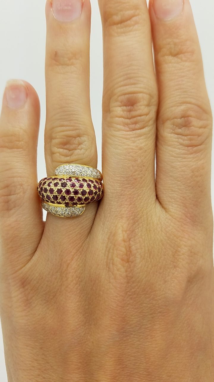 18K	Yellow Gold	BYPASS	ROUND	Cut			RUBY	DIAMOND	CLUSTER	ring