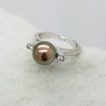 18K	White Gold	DARK	ROUND	Cut			PEARL	DIAMOND	SOLITAIRE W/ ACCENTS	ring