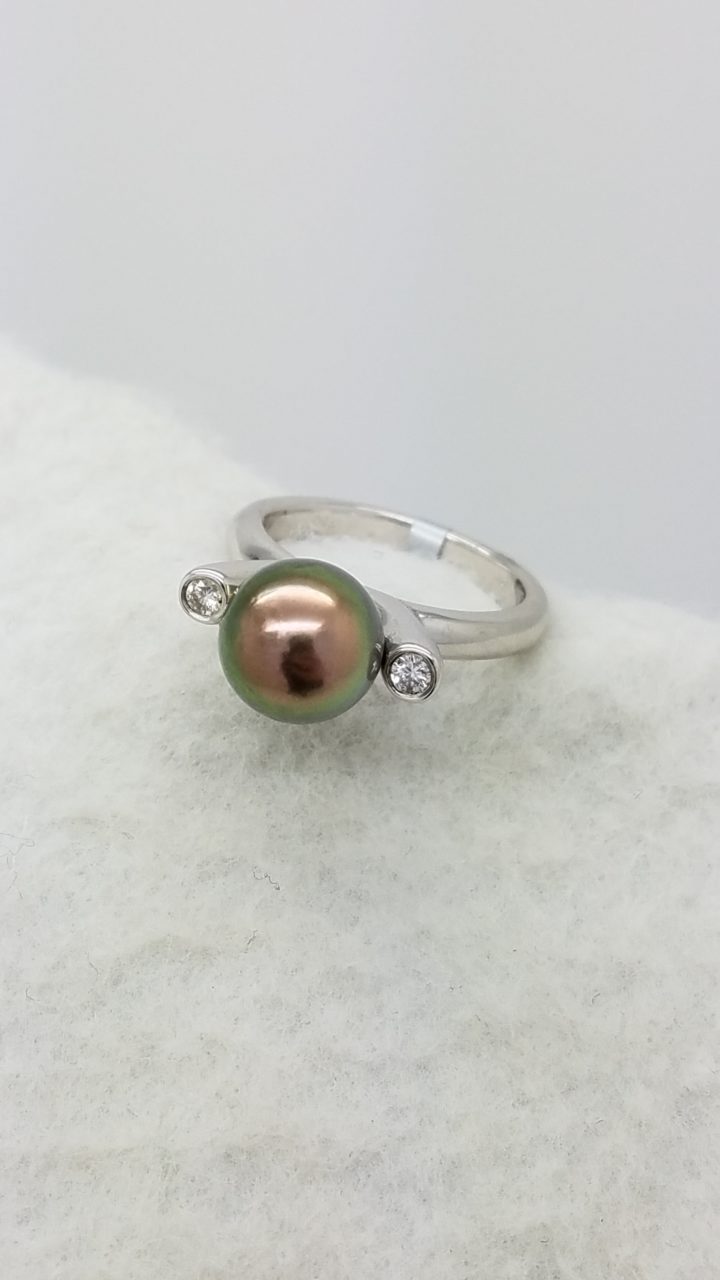18K	White Gold	DARK	ROUND	Cut			PEARL	DIAMOND	SOLITAIRE W/ ACCENTS	ring