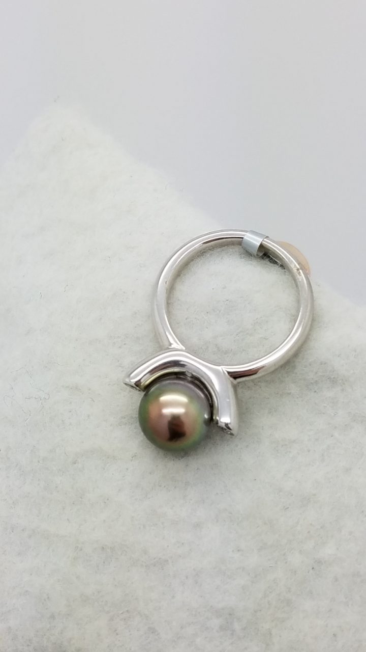 18K	White Gold	DARK	ROUND	Cut			PEARL	DIAMOND	SOLITAIRE W/ ACCENTS	ring