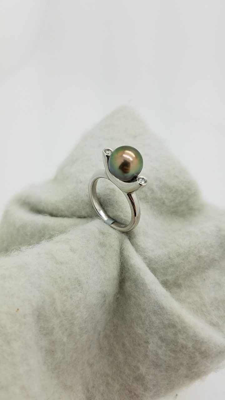 18K	White Gold	DARK	ROUND	Cut			PEARL	DIAMOND	SOLITAIRE W/ ACCENTS	ring
