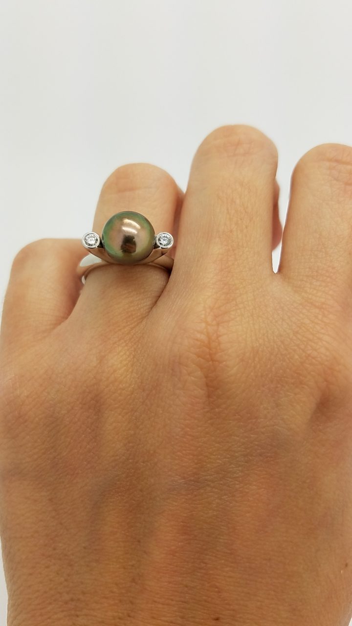 18K	White Gold	DARK	ROUND	Cut			PEARL	DIAMOND	SOLITAIRE W/ ACCENTS	ring