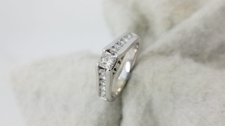 PLAT	W	Channel band	0.95	ct.	PR,R	Cut	Diamond	G	VS1	4-prong	Solitaire with Accents	Engagement-Ring
