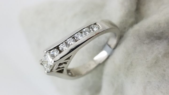 PLAT	W	Channel band	0.95	ct.	PR,R	Cut	Diamond	G	VS1	4-prong	Solitaire with Accents	Engagement-Ring