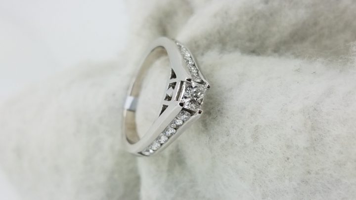 PLAT	W	Channel band	0.95	ct.	PR,R	Cut	Diamond	G	VS1	4-prong	Solitaire with Accents	Engagement-Ring