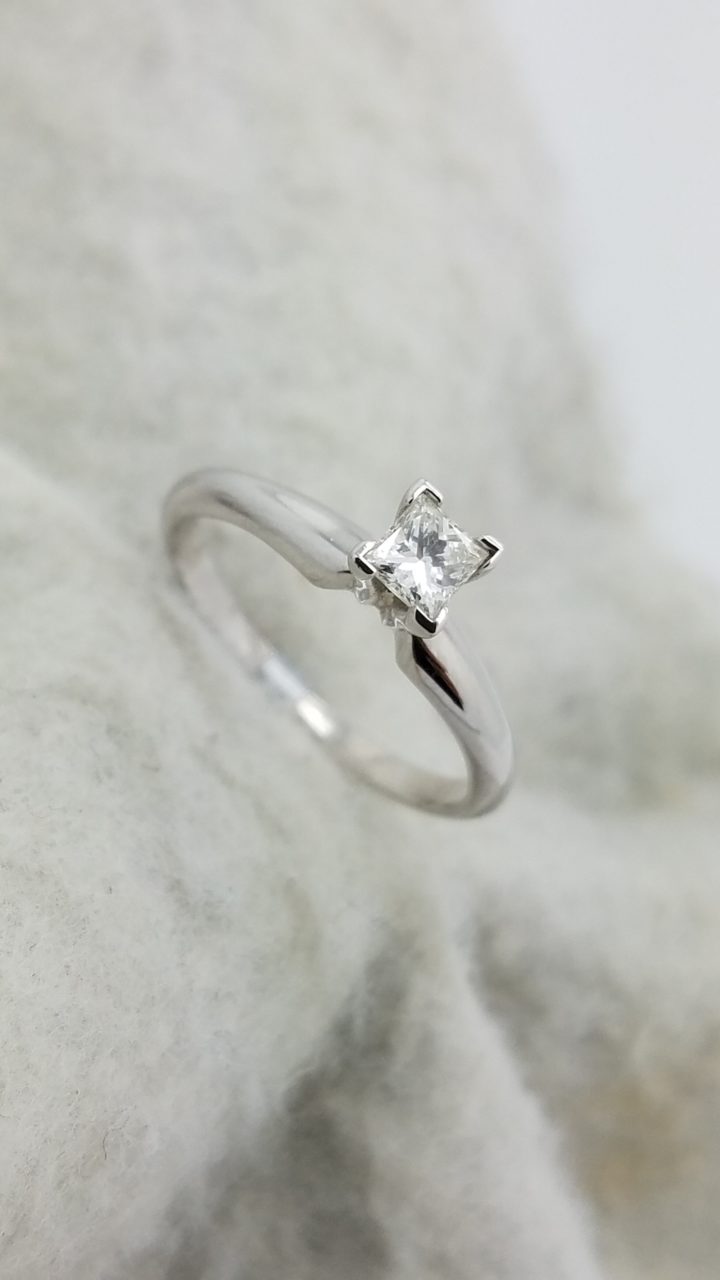 14K	White Gold	CLASSIC	0.25	ct.	Princess	Cut	Diamond	H	VS2	4-prong	Solitaire	Engagement-Ring