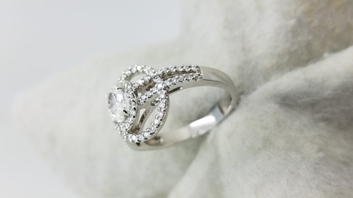 14K	White Gold	Halos and splited shank	.58,.70	ct.	OV+R	Cut		K 	SI1	4-prong	Solitaire with Accents	Engagement-Ring