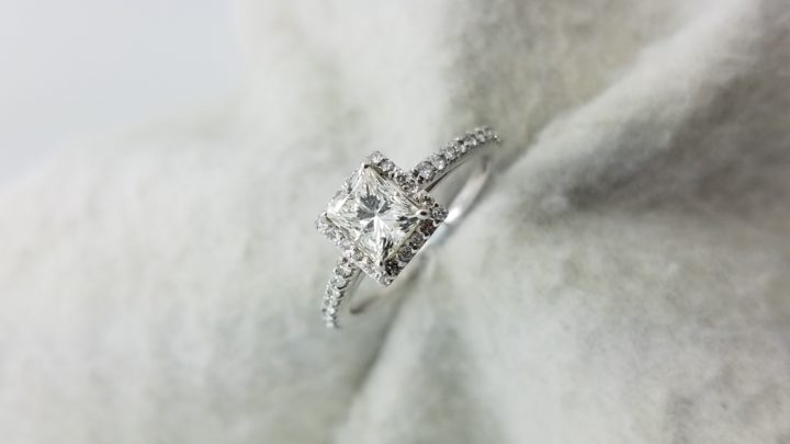 14K	White Gold	Halo	.89,.48	ct.	PR+R	Cut	Diamond	K-VVS2		4-prong	Solitaire with Accents	Engagement-Ring