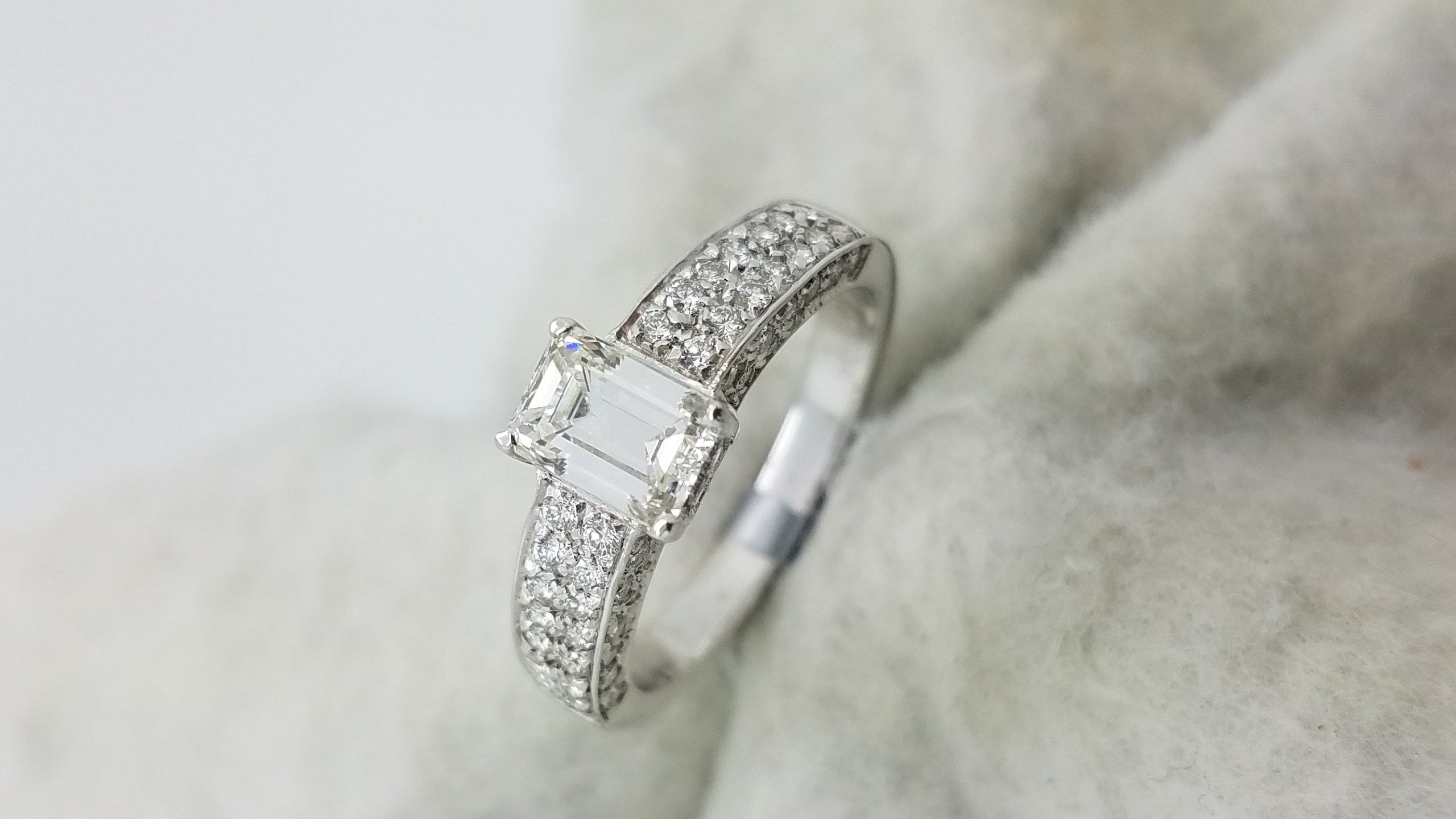 18K	White Gold	half pave	0.95+1.25	ct.	EM+R	Cut	Diamond	I	VS1	4-prong and pave	Solitaire with Accents	Engagement-Ring