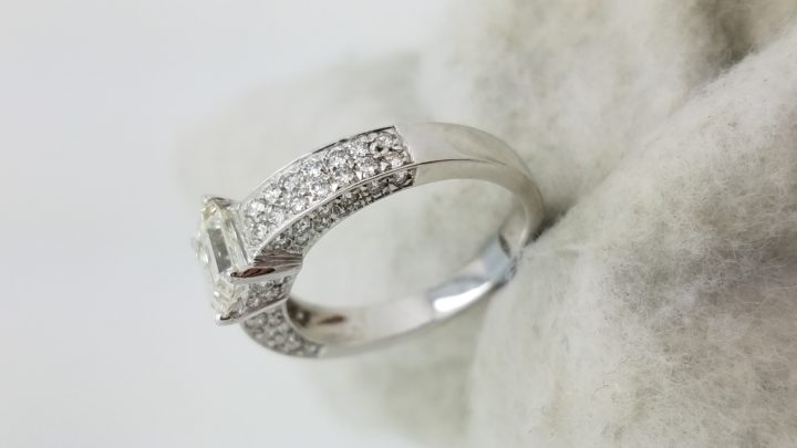 18K	White Gold	half pave	0.95+1.25	ct.	EM+R	Cut	Diamond	I	VS1	4-prong and pave	Solitaire with Accents	Engagement-Ring