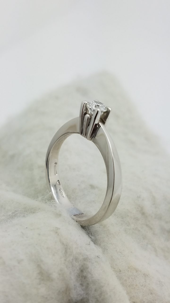 18K	White Gold	Classic engagement	0.27	ct.	R	Cut	Diamond	J	I1