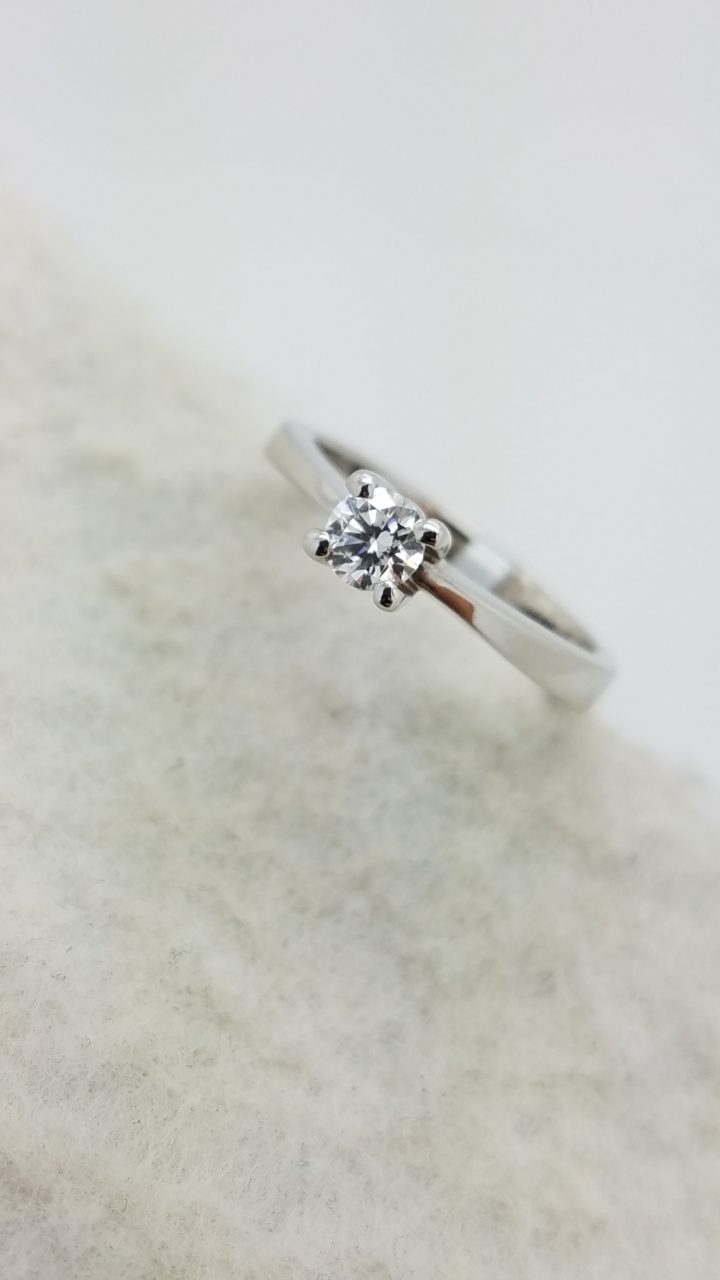 18K	White Gold	Classic engagement	0.27	ct.	R	Cut	Diamond	J	I1