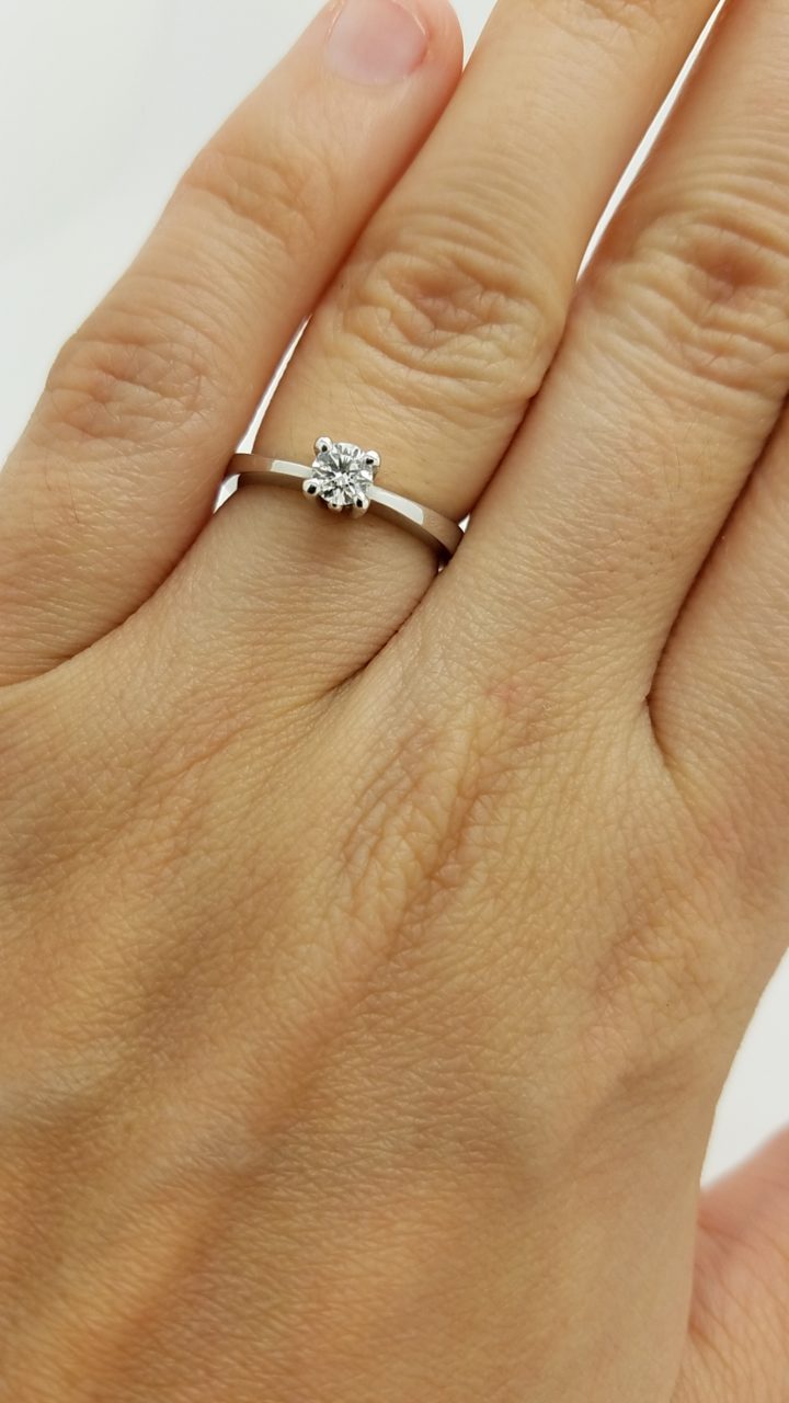 18K	White Gold	Classic engagement	0.27	ct.	R	Cut	Diamond	J	I1