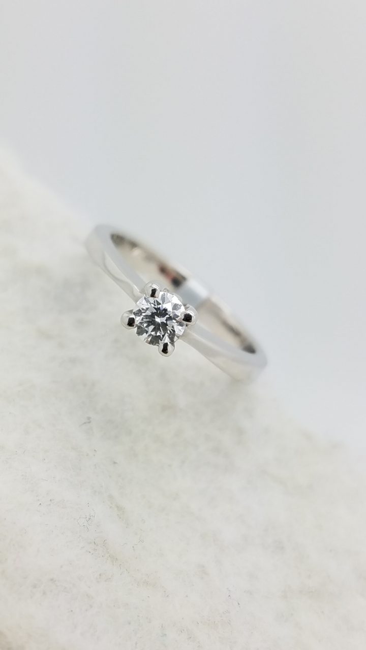 18K	White Gold	Classic engagement	0.27	ct.	R	Cut	Diamond	J	I1