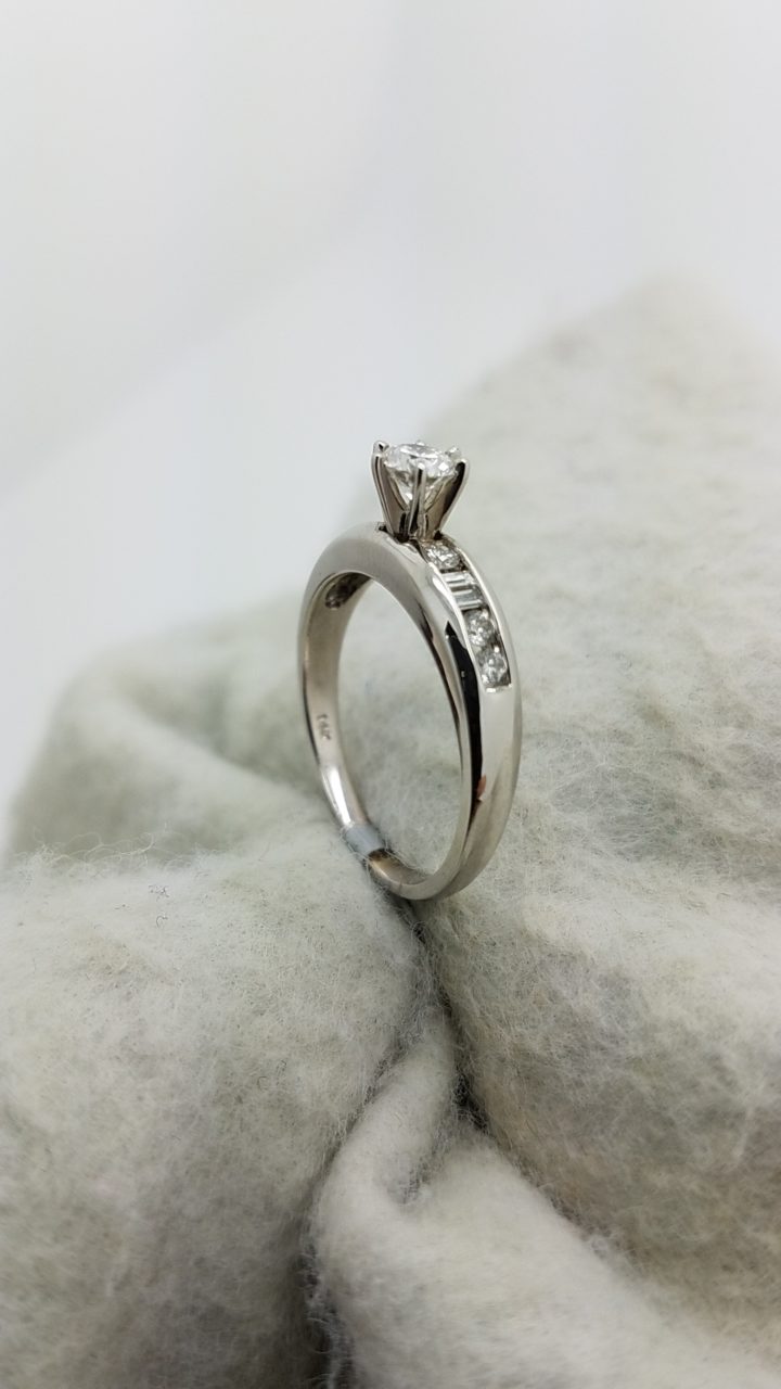 14K	White Gold	Channel band classic engagement	0.60	ct.	R+B	Cut	Diamond	J	I2