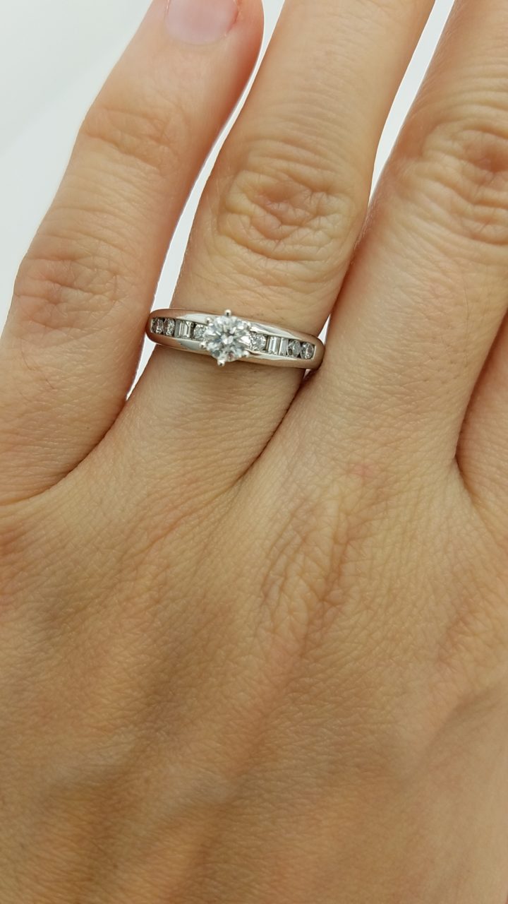 14K	White Gold	Channel band classic engagement	0.60	ct.	R+B	Cut	Diamond	J	I2