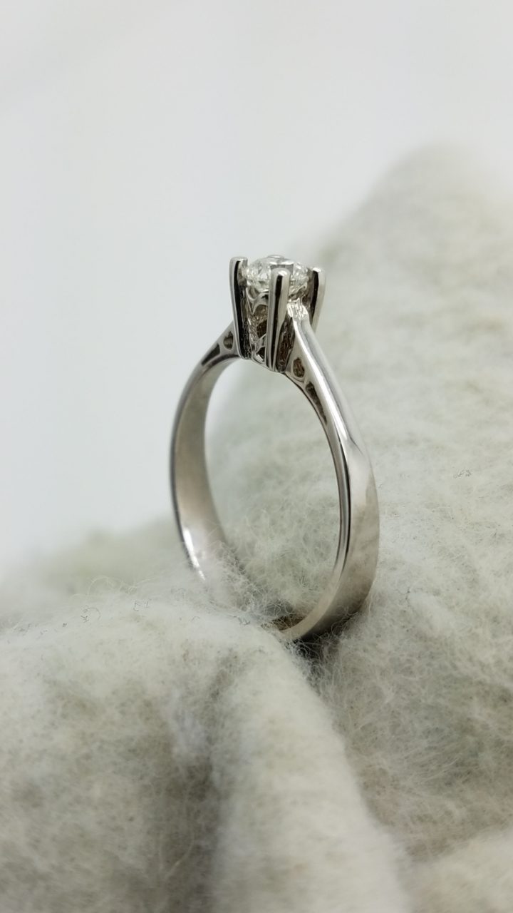 18K	White gold	Slim Band Engagement ring	0.30	ct.	R	Cut	Diamond	J	I1