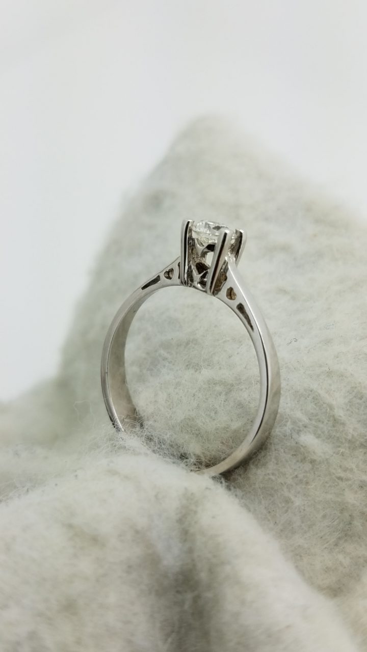 18K	White gold	Slim Band Engagement ring	0.30	ct.	R	Cut	Diamond	J	I1