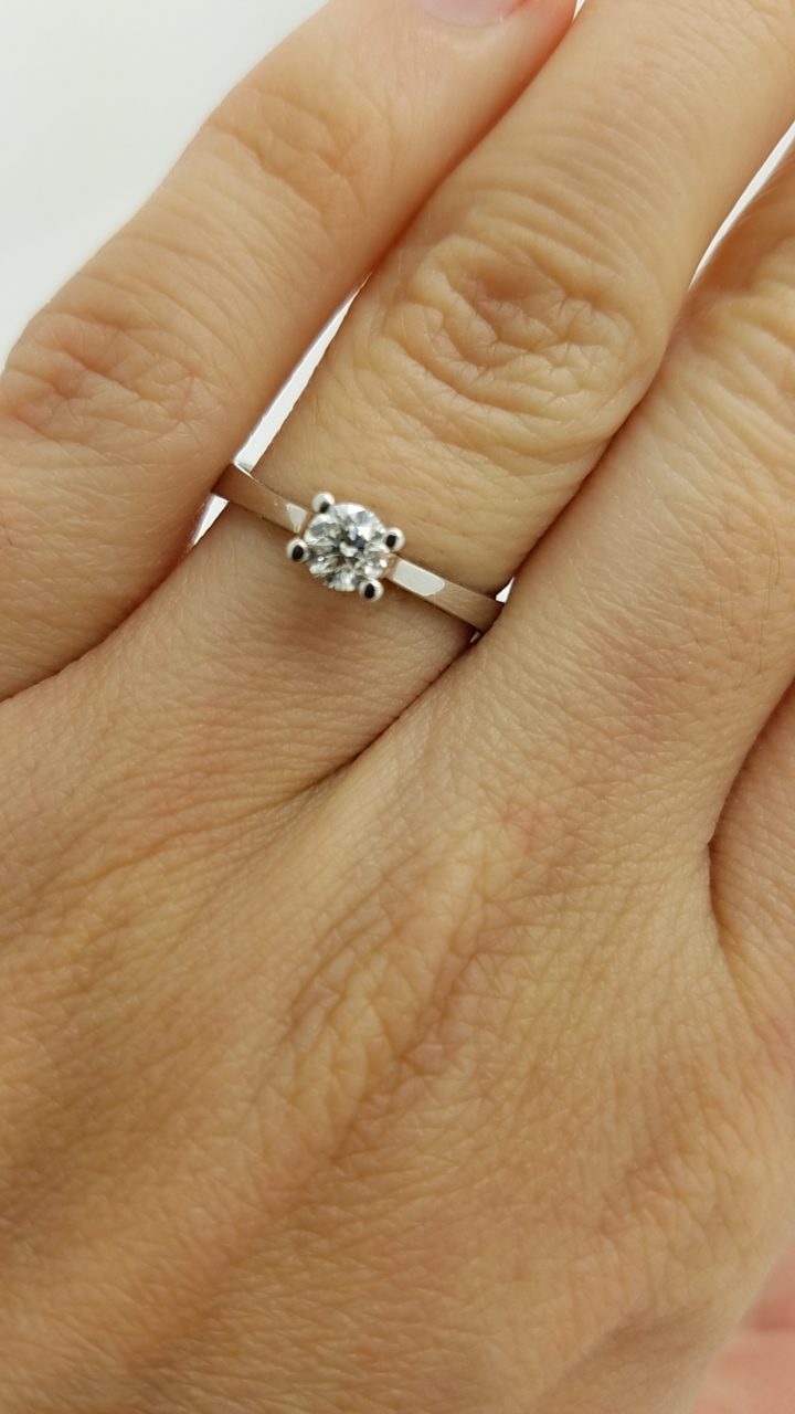 18K	White gold	Slim Band Engagement ring	0.30	ct.	R	Cut	Diamond	J	I1