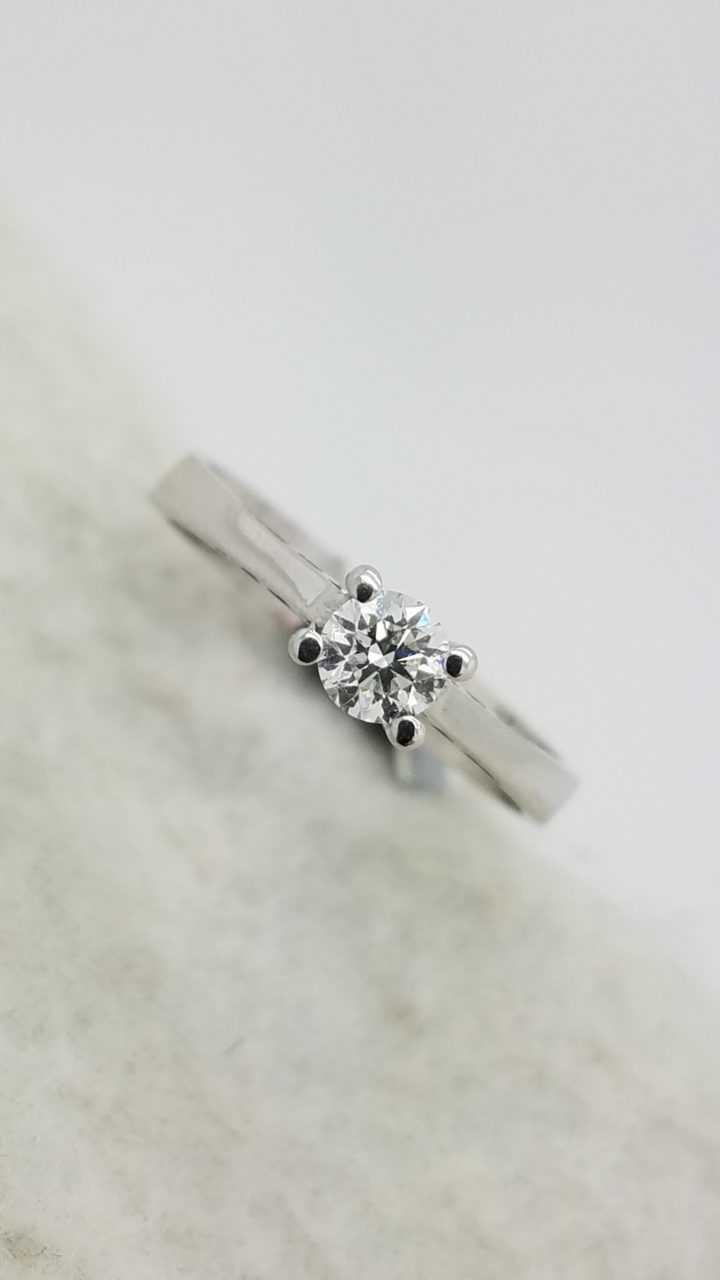 18K	White gold	Slim Band Engagement ring	0.30	ct.	R	Cut	Diamond	J	I1