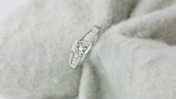 18K	White Gold	Cathedral	.5 + .25	ct.	R,B	Cut	Diamond	J-K	SI2	4-prong / Chanel setting	Solitaire with Accents	Engagement-Ring