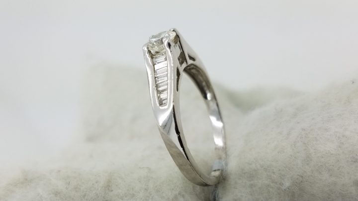 18K	White Gold	Cathedral	.5 + .25	ct.	R,B	Cut	Diamond	J-K	SI2	4-prong / Chanel setting	Solitaire with Accents	Engagement-Ring