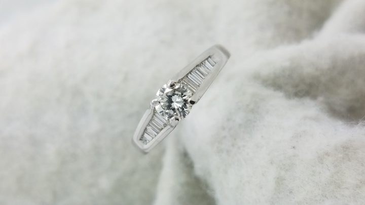18K	White Gold	Cathedral	.5 + .25	ct.	R,B	Cut	Diamond	J-K	SI2	4-prong / Chanel setting	Solitaire with Accents	Engagement-Ring