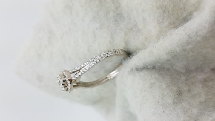18K	White Gold	Flower halo	1.25	ct.	R	Cut	Diamond	I	SI1	Shared Prong	Cluster	Engagement-Ring