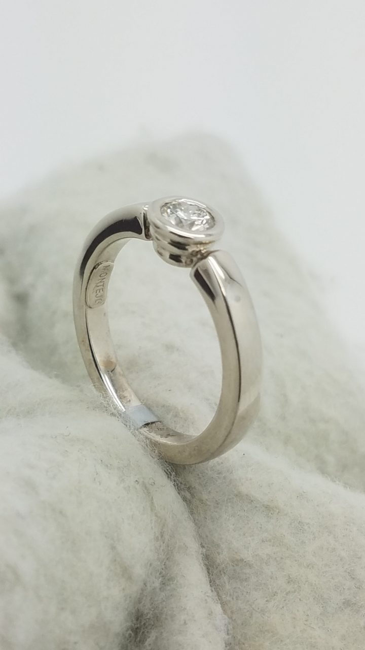 18K	White Gold	Bezel Engagement	0.50	ct.	R	Cut	Diamond	G	VS