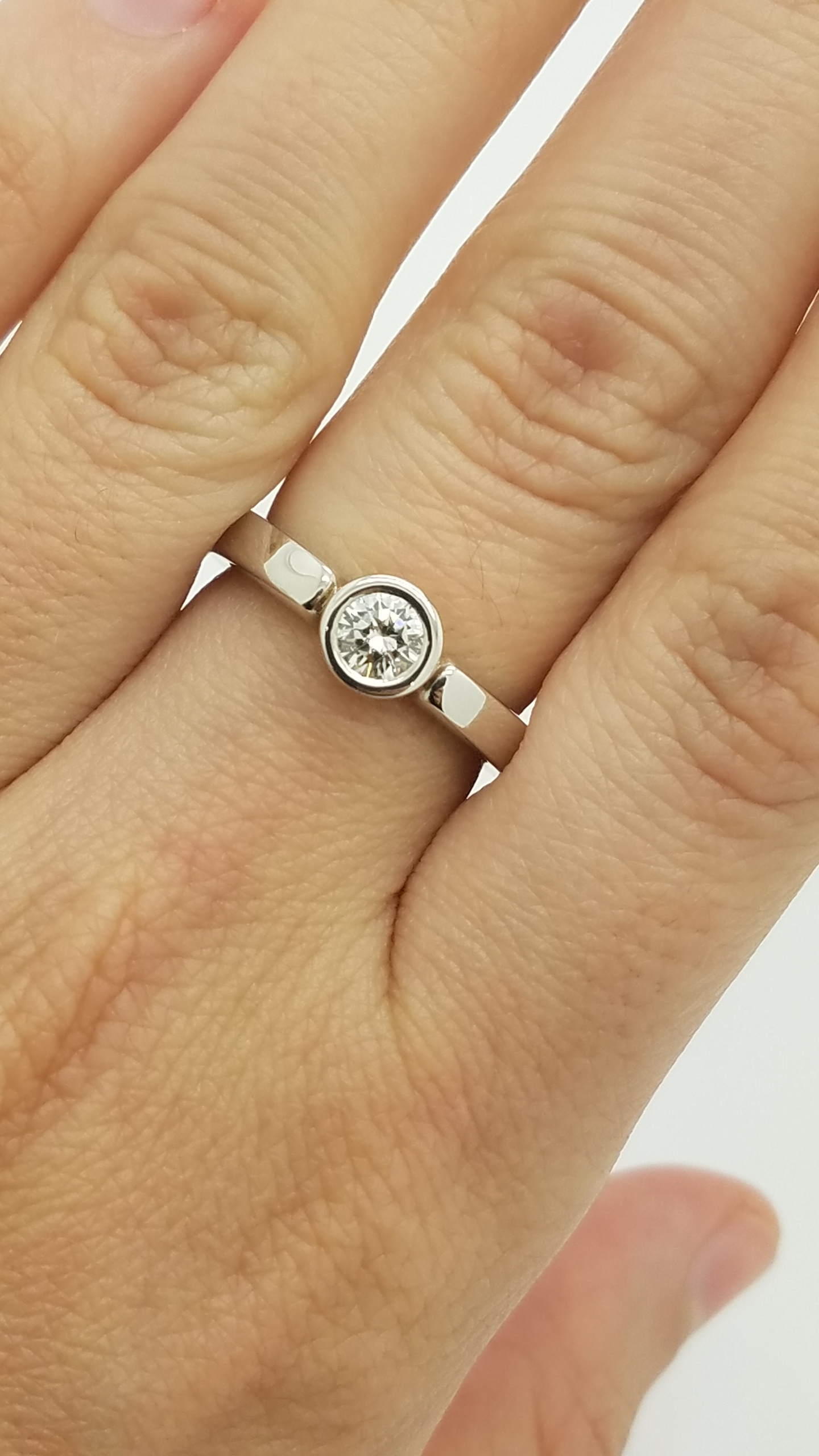 18K	White Gold	Bezel Engagement	0.50	ct.	R	Cut	Diamond	G	VS