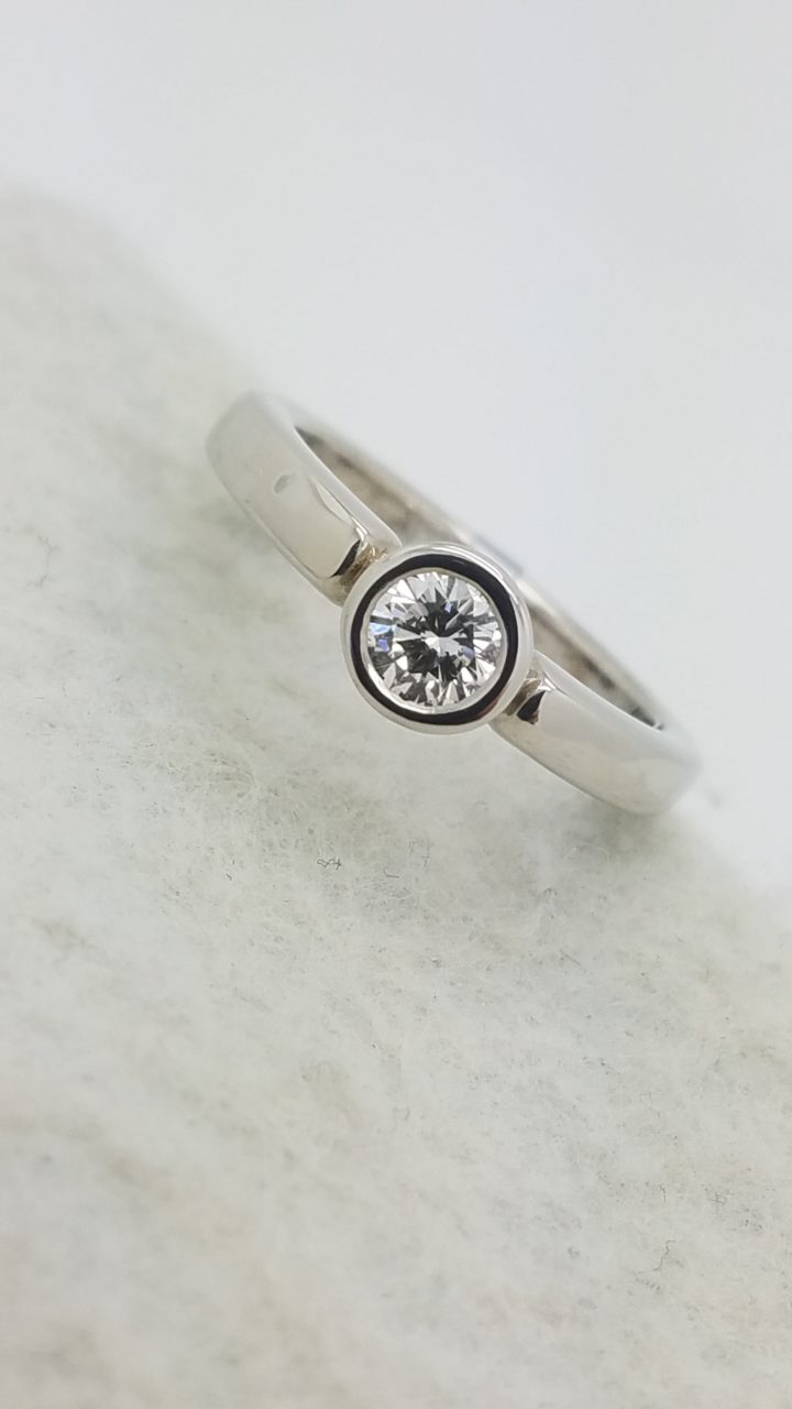 18K	White Gold	Bezel Engagement	0.50	ct.	R	Cut	Diamond	G	VS