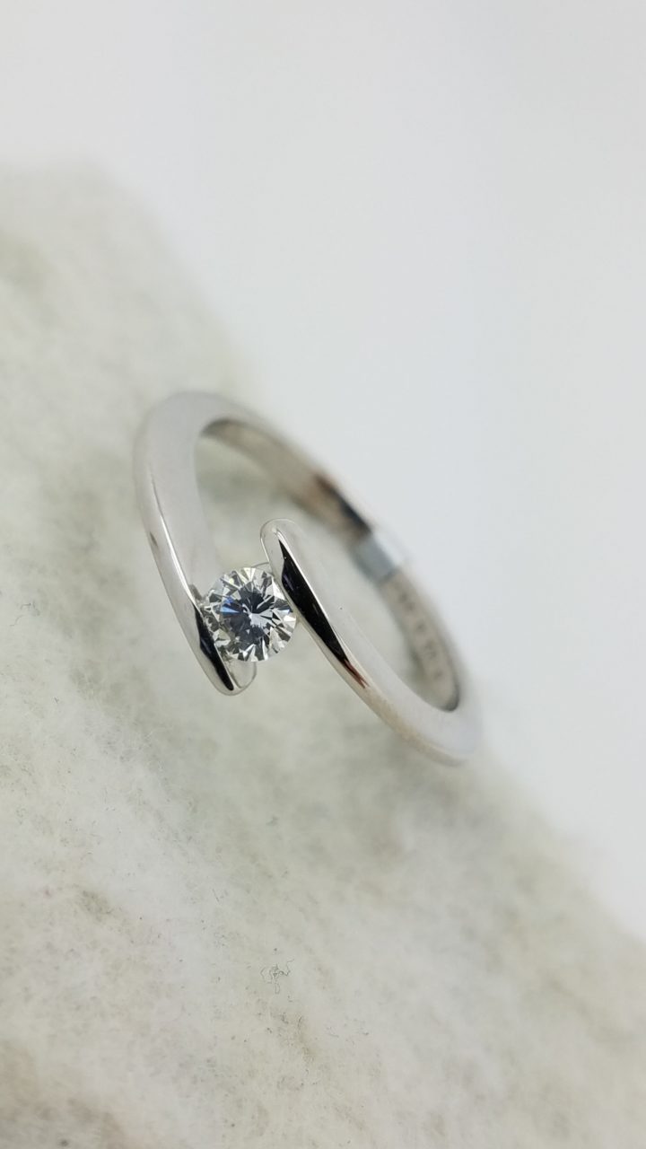 18K	White Gold	bypass engagement	0.25	ct.	R	Cut	Diamond	H	VS2