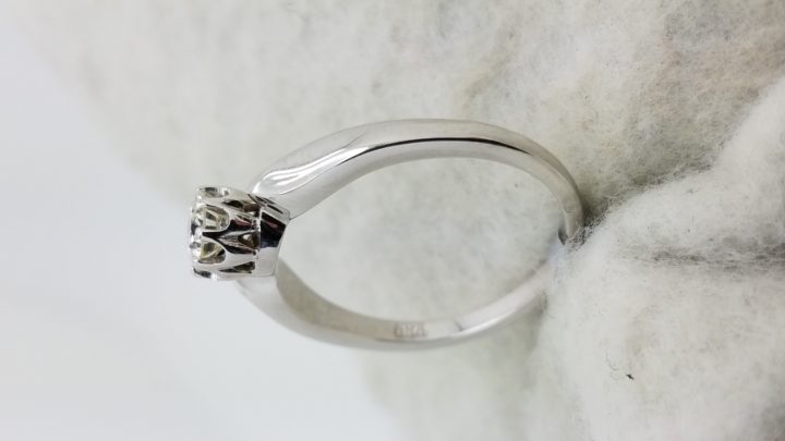 14K	White Gold	Crown head 	0.55	ct.	R	Cut	Diamond	J	VS	6-prong	Solitaire	Engagement-Ring