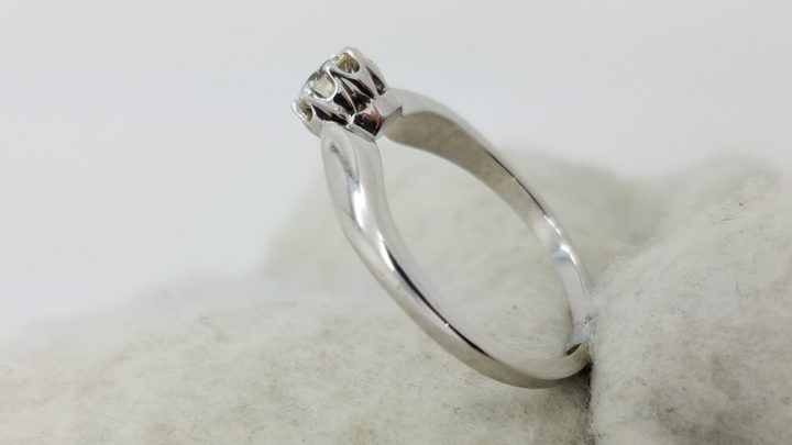 14K	White Gold	Crown head 	0.55	ct.	R	Cut	Diamond	J	VS	6-prong	Solitaire	Engagement-Ring