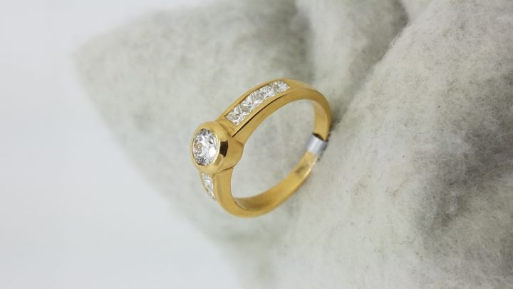 18K	Yellow Gold	Channel band	1.10	ct.	R+PR	Cut	Diamond	H	VS2	Bezel-Set	Solitaire with Accents	Engagement-Ring