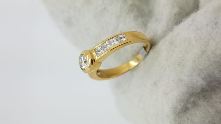 18K	Yellow Gold	Channel band	1.10	ct.	R+PR	Cut	Diamond	H	VS2	Bezel-Set	Solitaire with Accents	Engagement-Ring