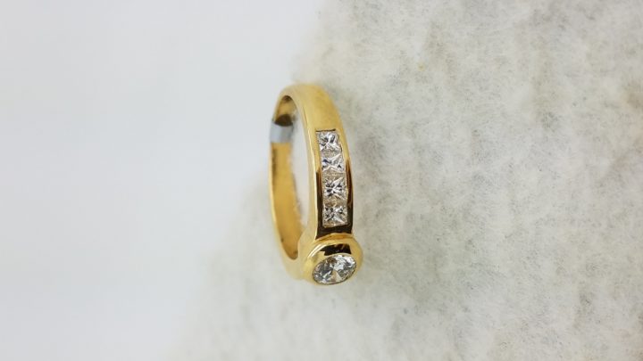 18K	Yellow Gold	Channel band	1.10	ct.	R+PR	Cut	Diamond	H	VS2	Bezel-Set	Solitaire with Accents	Engagement-Ring