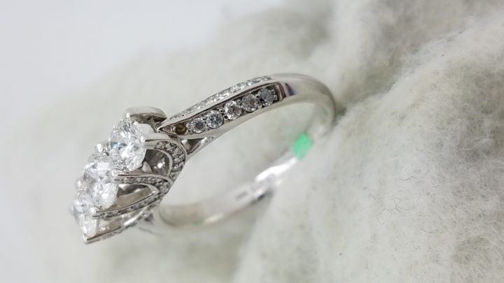 14K	White Gold	past preset future	1.25	ct.	Round	Cut	Diamond	I	SI2	Shared Prong	Three-Stone	Engagement-Ring