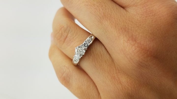 14K	White Gold	3 stones	0.45+0.30	ct.	Round	Cut	Diamond	H	VS1	4-prong	Solitaire with Accents	Engagement-Ring