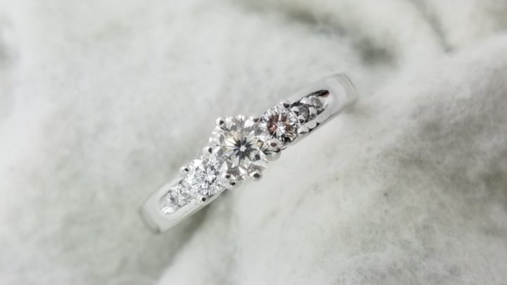 14K	White Gold	3 stones	0.45+0.30	ct.	Round	Cut	Diamond	H	VS1	4-prong	Solitaire with Accents	Engagement-Ring