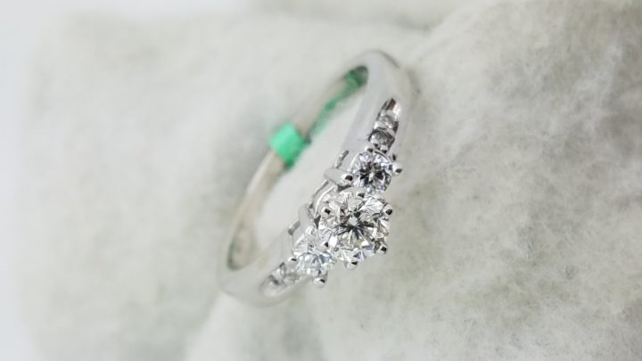 14K	White Gold	3 stones	0.45+0.30	ct.	Round	Cut	Diamond	H	VS1	4-prong	Solitaire with Accents	Engagement-Ring