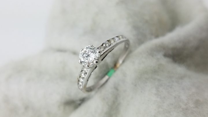 18K	White Gold	Classic channel band 	0.40+0.25	ct.	Round	Cut	Diamond	G	SI1	6-prong	Solitaire with Accents	Engagement-Ring