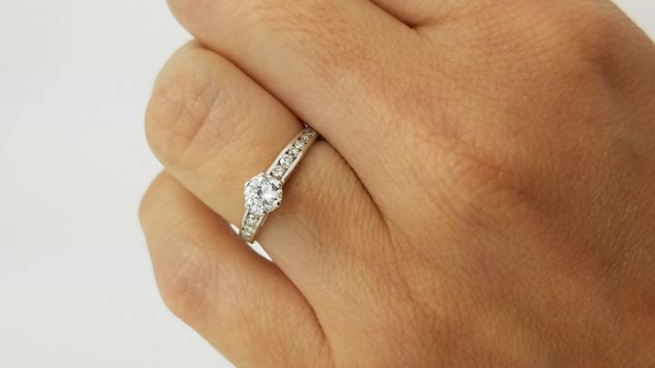 18K	White Gold	Classic channel band 	0.40+0.25	ct.	Round	Cut	Diamond	G	SI1	6-prong	Solitaire with Accents	Engagement-Ring