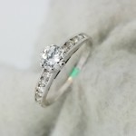 18K	White Gold	Classic channel band 	0.40+0.25	ct.	Round	Cut	Diamond	G	SI1	6-prong	Solitaire with Accents	Engagement-Ring