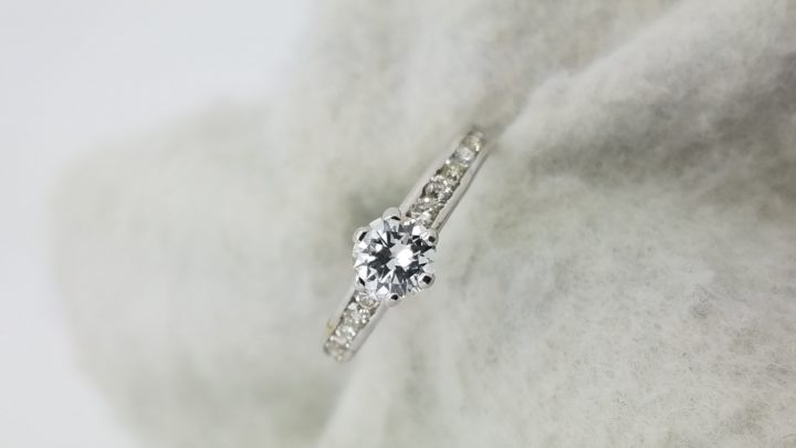18K	White Gold	Classic channel band 	0.40+0.25	ct.	Round	Cut	Diamond	G	SI1	6-prong	Solitaire with Accents	Engagement-Ring