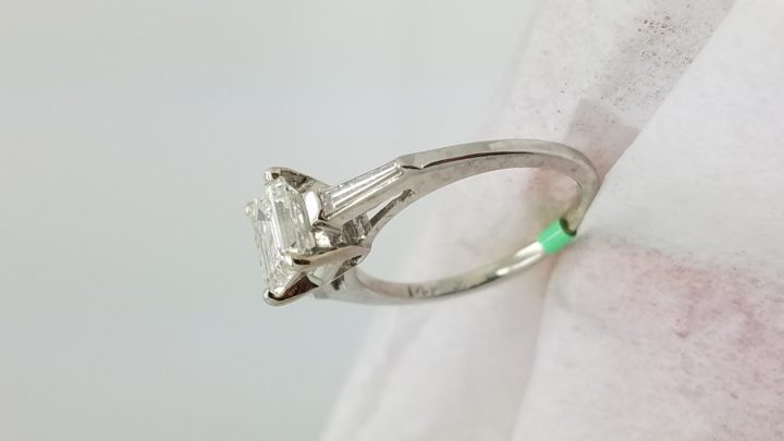 14K	White Gold	Classic	0.80+0.15	ct.	Emerald + Baguettes		DIAMOND	4-prong	Solitaire with Accents		Engagement-Ring
